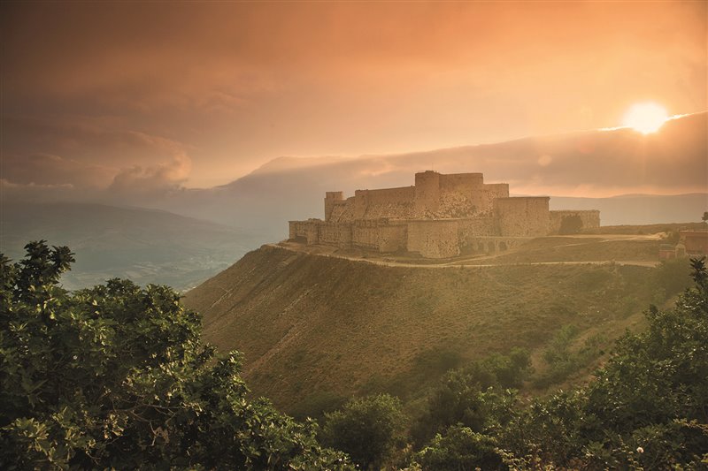 Il Krak dei Cavalieri si trova su una collina a 650 m di altezza. Era collegato a un acquedotto posto sul lato meridionale