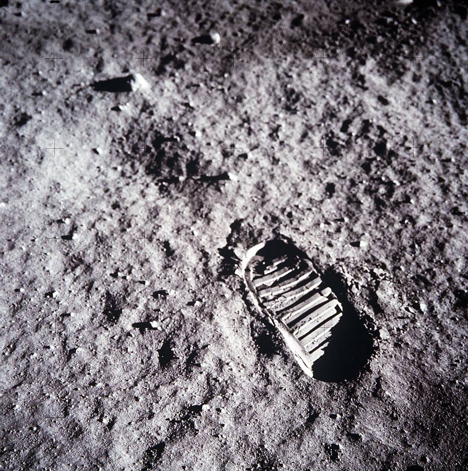 uno degli astronauti della prima missione sulla luna