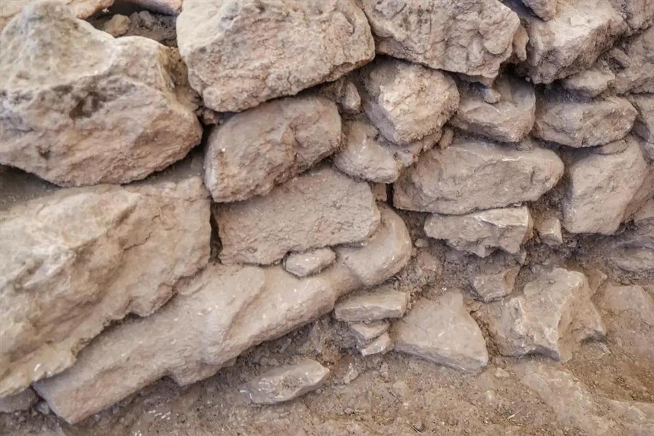 Immagine della statuetta disposta in posizione orizzontale e incastrata nella parete.
