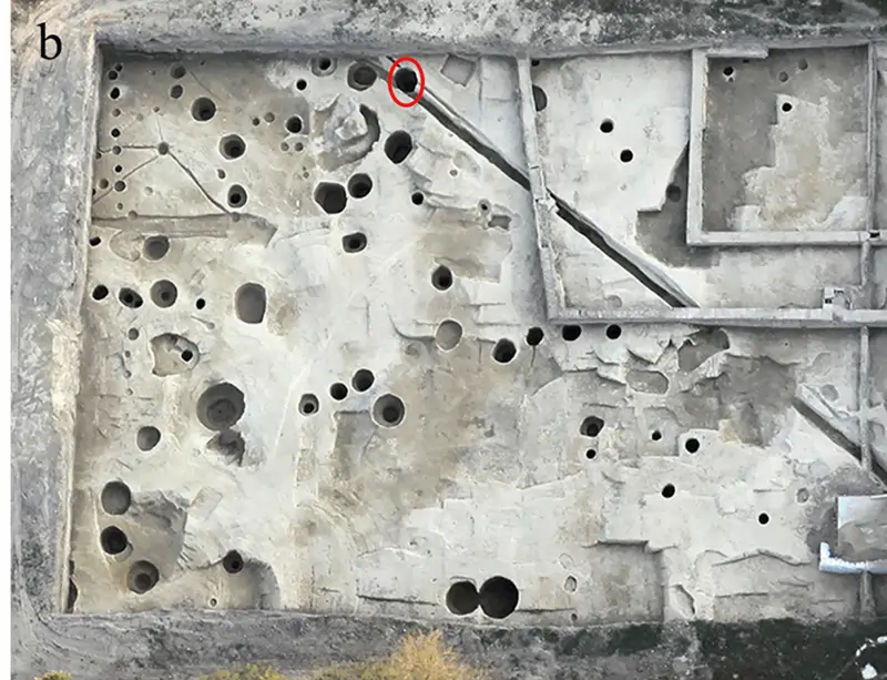 La posizione esatta del pozzo SU 233/234 durante lo scavo (segnata con un cerchio rosso).